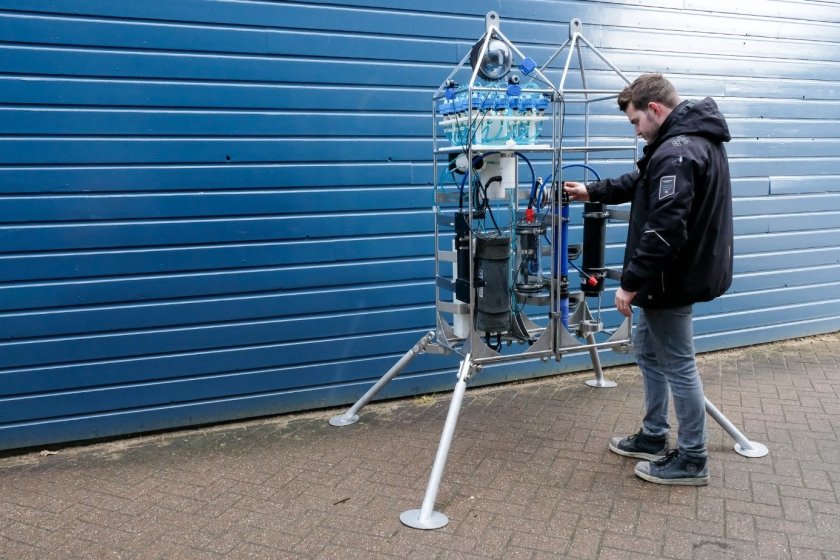 Rick Hendriksen of WTS sets up the fish monitor he built. Researchers will soon lower this device to the seabed to study fish. The device is equipped with a camera, microphone and a machine that collects water samples with fish slime for DNA analysis. Photo: Marleen den Hartog