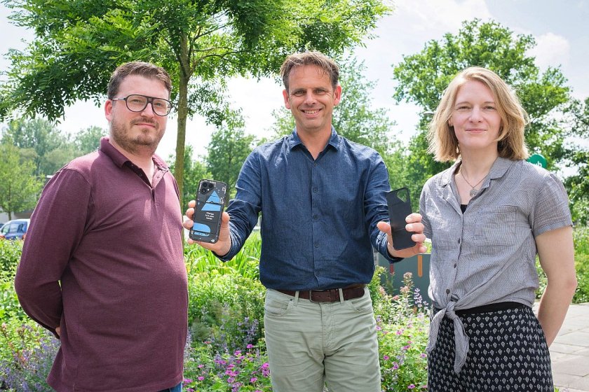Ruud van Valkenburg (links), Victor Viveen (midden) en Iris Faber-Grundel (rechts). Van Valkenburg is teamleider IT Workplace Services en initiatiefnemer van het Fairphone-project, Faber-Grundel is softwareontwikkelaar en zij richt zich met een groep IT&rsquo;ers binnen WUR specifiek op duurzaamheid. Viveen benadrukt dat het thema duurzame IT leeft onder medewerkers en dat teams zelf het initiatief nemen voor projecten. &ldquo;Het zijn onze teams die dit doen en de drive komt ook vanuit IT-medewerkers van WUR.&rdquo; 